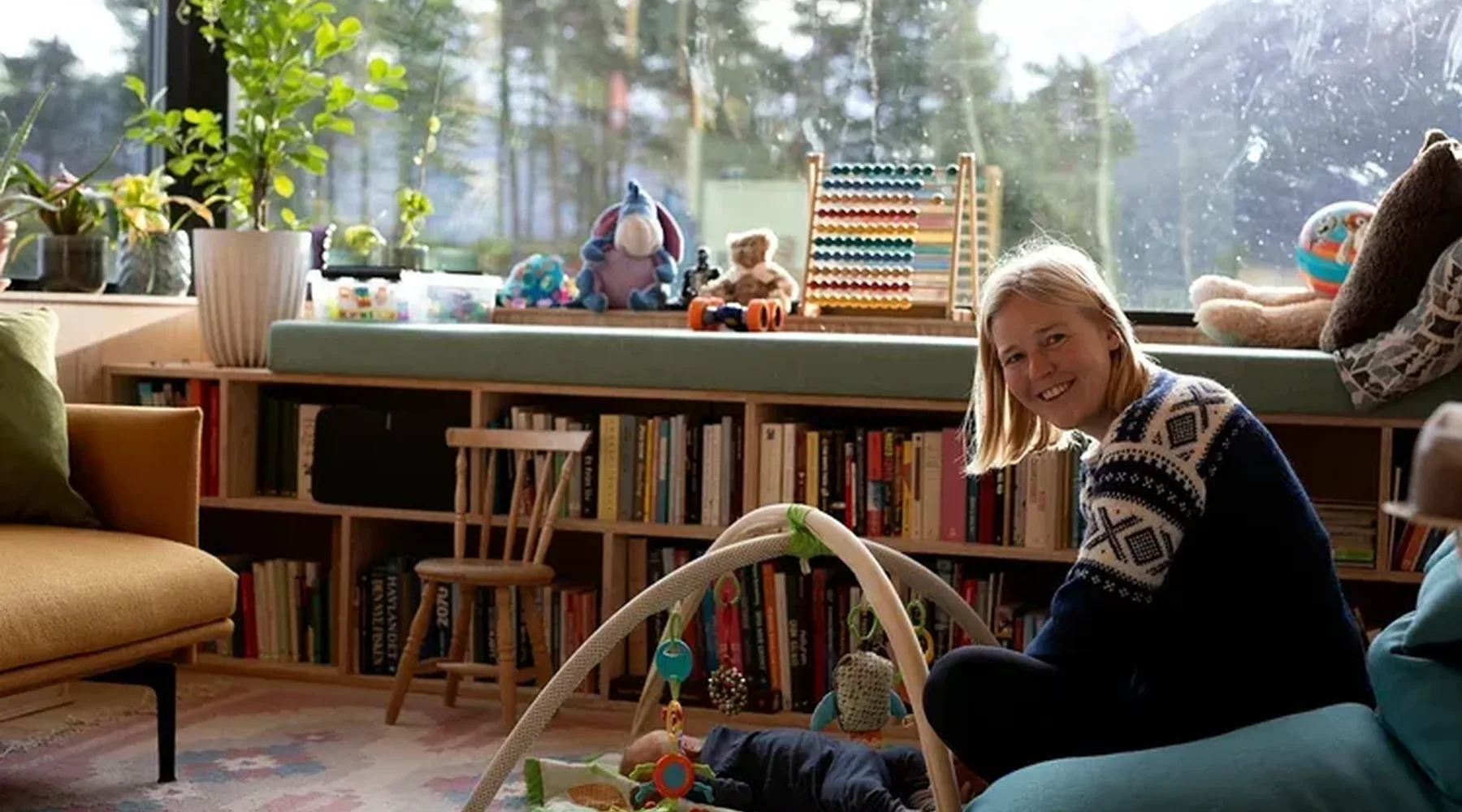 Mor og barn hjemme i stua