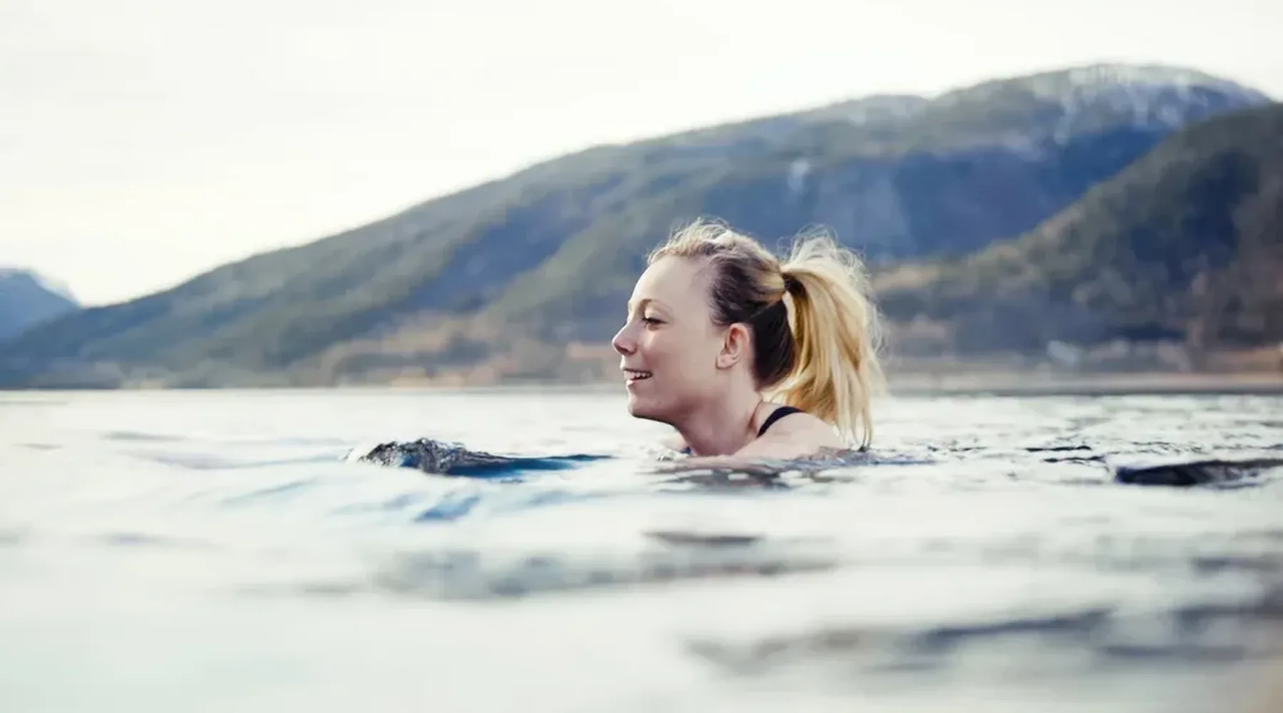 Kvinne som bader i fjorden