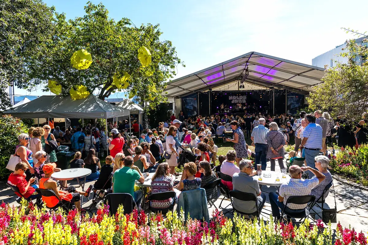 Publikum foran scenen under Moldejazz