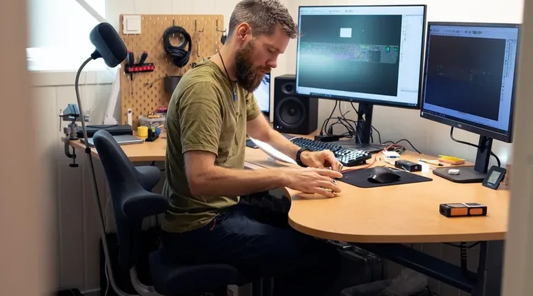 Mann som jobber med elektronikk