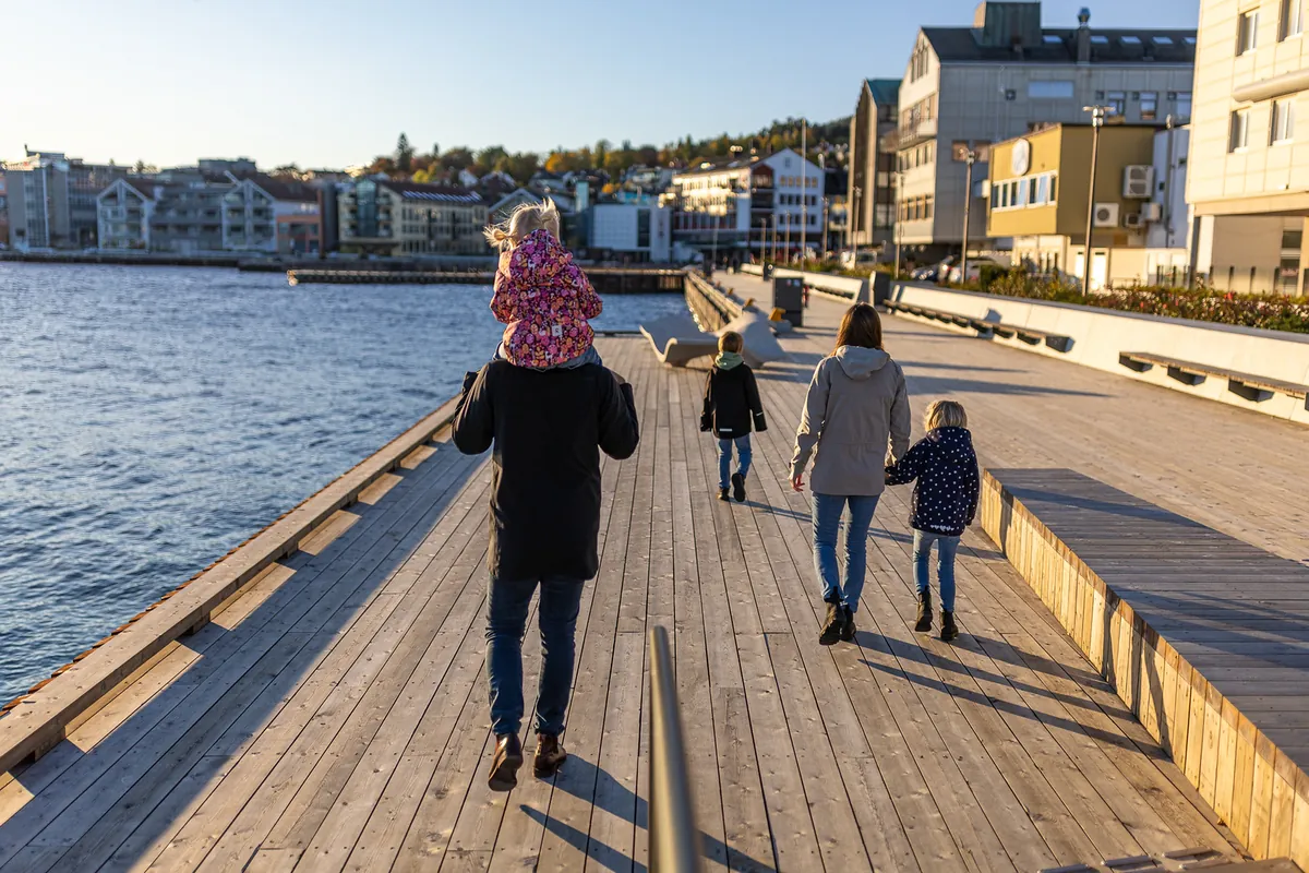 Familie på tur langs Sjøfronten i Molde