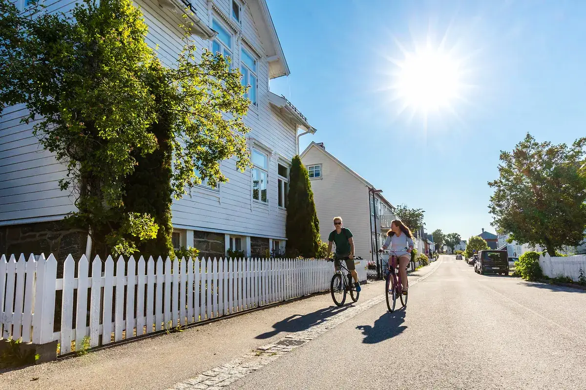 To på sykkel i trehusgate i Molde