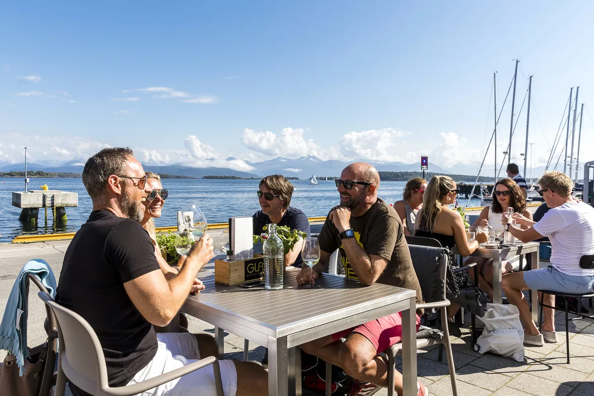 Folk på uteservering ved sjøen i Molde