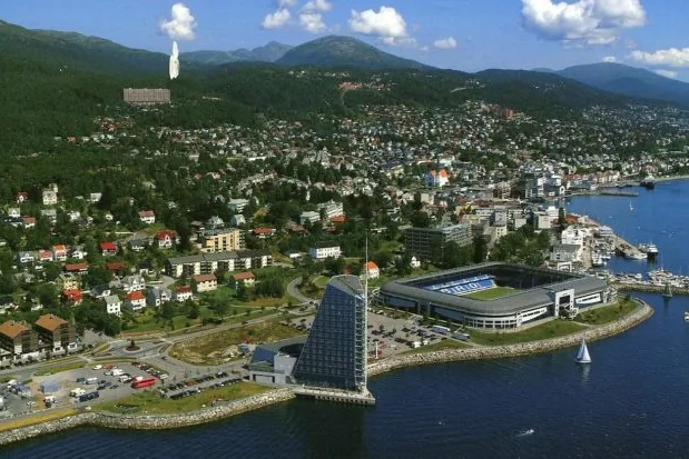 Utsikt over Molde med fjorden og fjellene bak